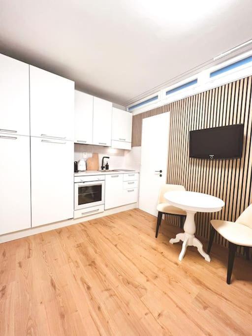 Bright Tiny Studio - Shared Pool & Sauna - Free Parking - Air Condition Muralto Exterior foto